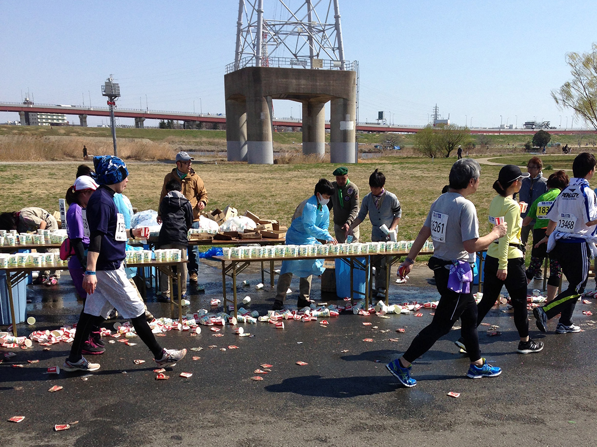 給水所のほとんどで、風のため紙コップが大量に飛ばされていた。