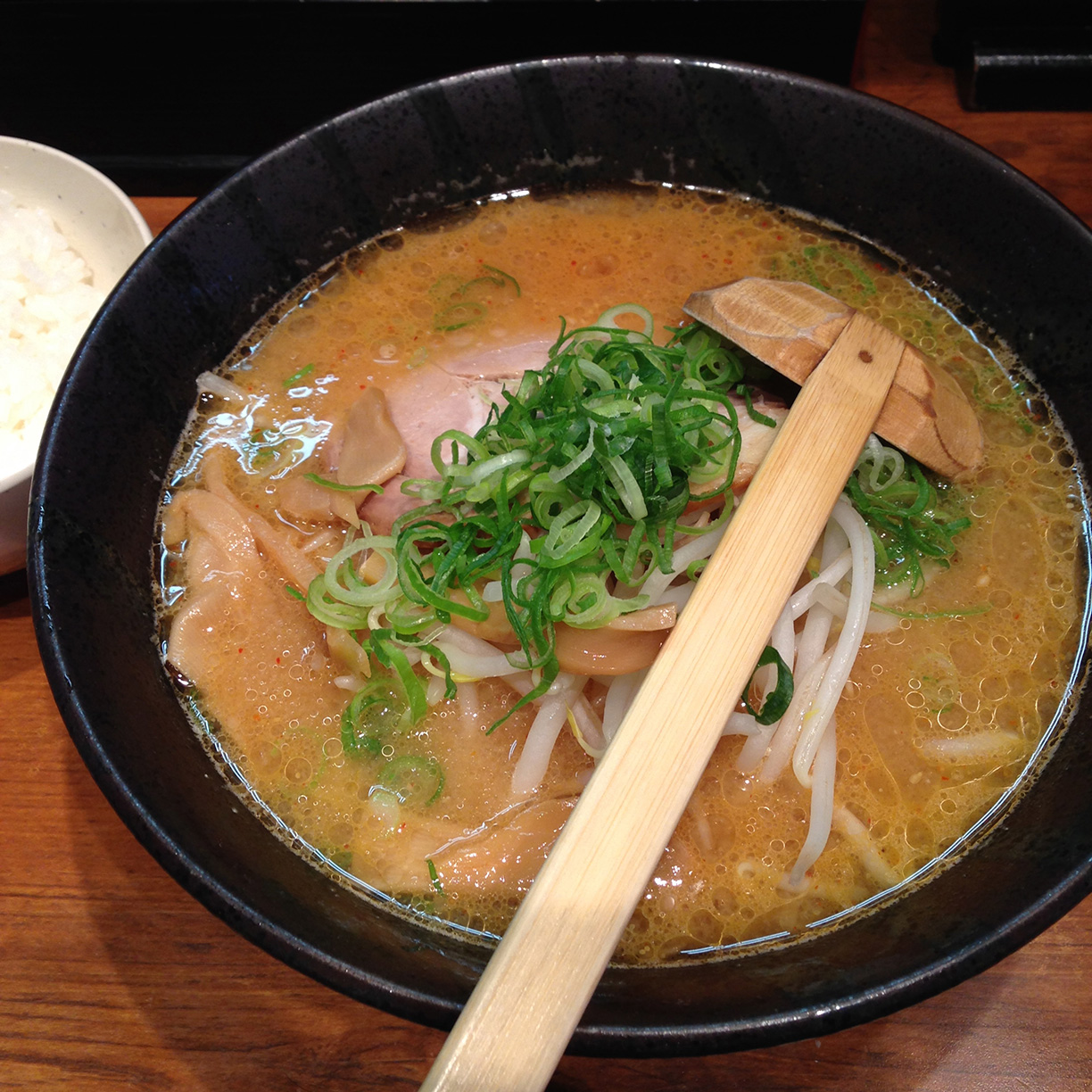 西新宿ランチ 無双 で味噌ラーメン 可もなく不可もなく普通のラーメン かな Nmrevolution Blog