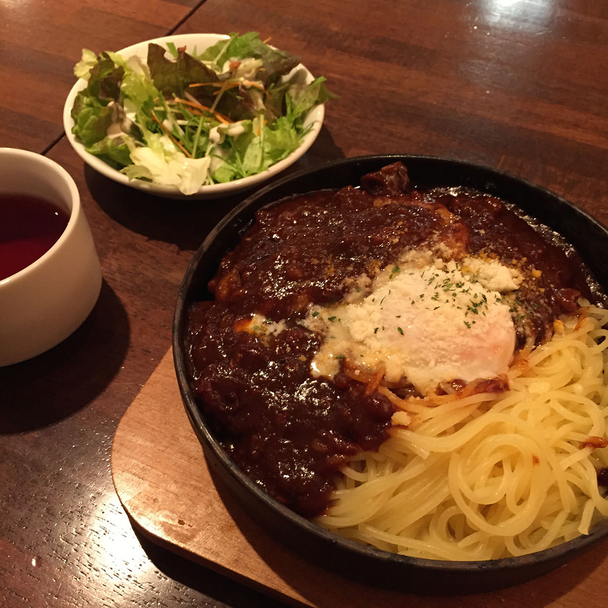 西新宿ランチ ワイガヤ で鉄板ハンバーグのボロネーゼ おいおいカフェと思って油断していたら随分骨太なランチが出てきたぞ Nmrevolution Blog