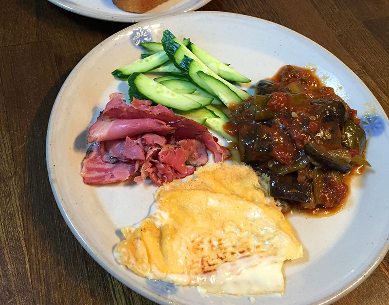他の食材と一緒に盛ってみる。ラタトゥイユ多すぎた。