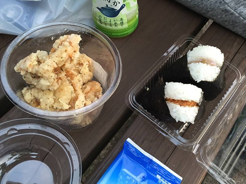 外のベンチで食べるのもなかなかいい!