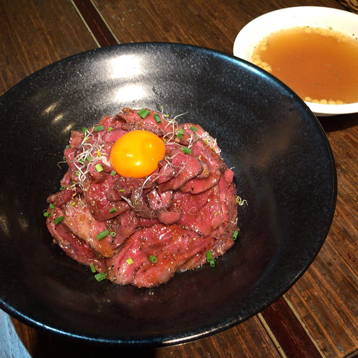 西新宿ランチ ハルベルバル でローストビーフ丼 これでもか とたたみかけてくる肉の絨毯 Nmrevolution Blog