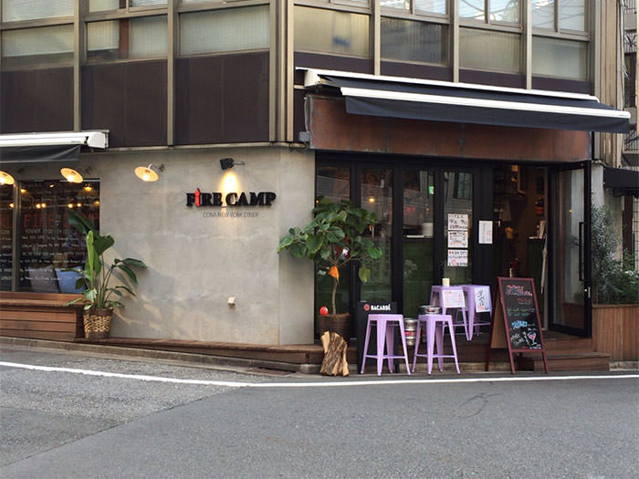 外にもさりげなく薪が置いてある。