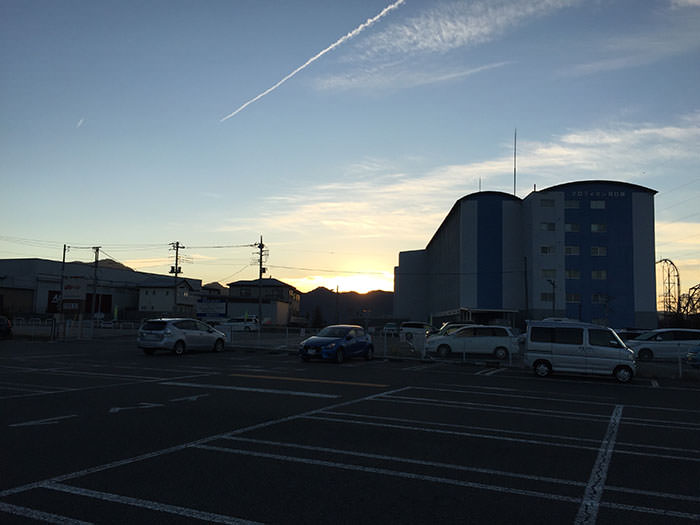 駐車場から朝焼けが見れました。美しい。
