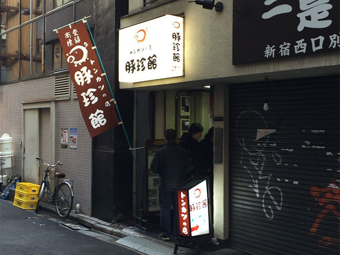 狭い急な階段がとてもこわい