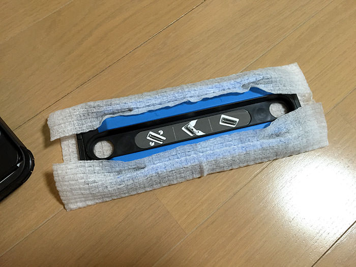 乾拭き用のアタッチメント。市販のクイックルワイパーを付けて使用しています。