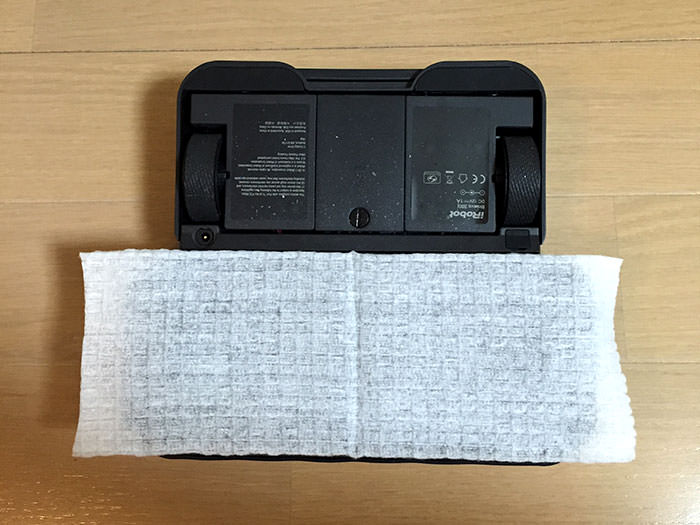 本体を裏返してアタッチメントを装着します。