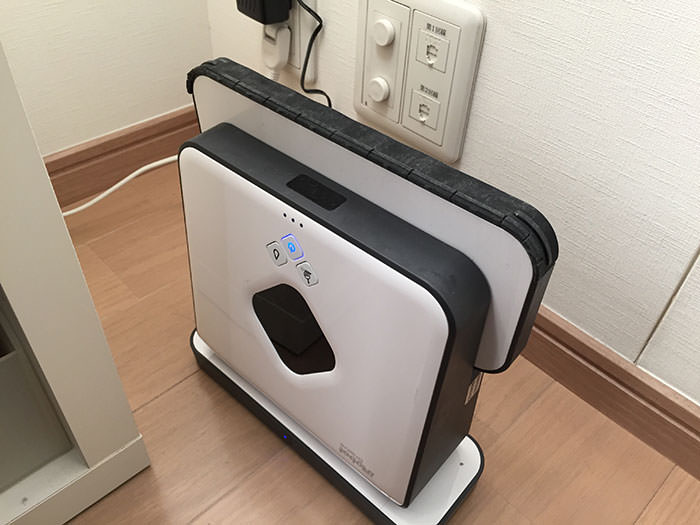 充電器に立てて充電します。この写真で見ると取っ手が下にある状態になります。