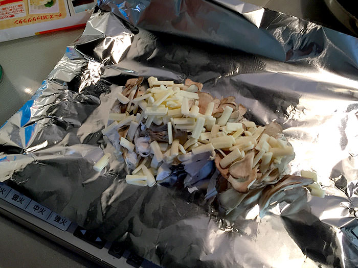ホイルの上に舞茸を置き、チーズをパラパラ。