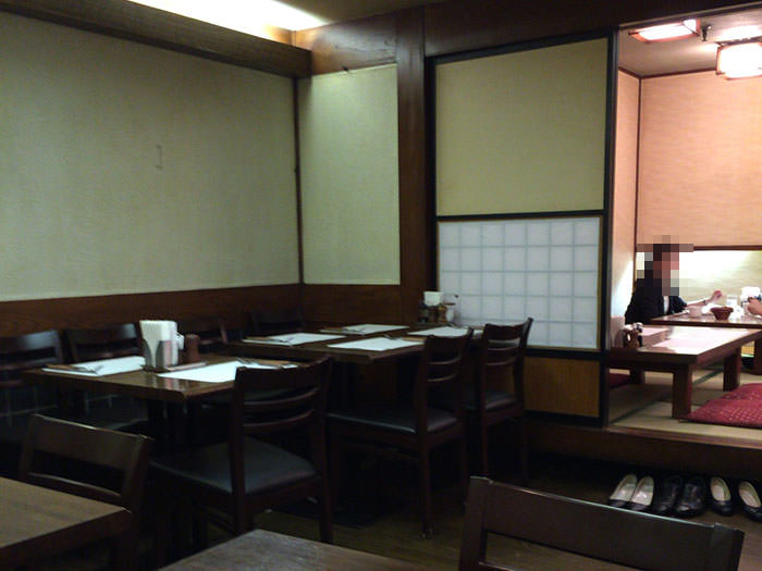 ちょっと暗い。座敷は明るめ。