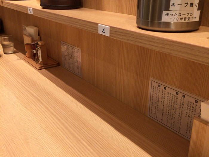 カウンターの様子。人が多すぎて一部しか撮れなかった…。