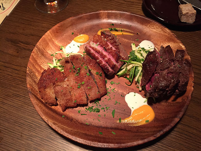 肉の盛り合わせ。うまい。