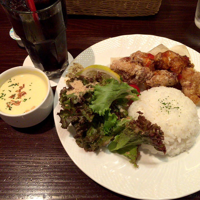 西新宿ランチ かどやホテル併設 カフェ ラ ヴォワ でとりからランチ 気取ってなくて入りやすい喫茶店 Nmrevolution Blog