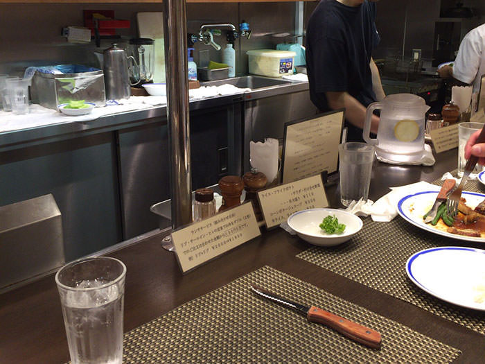一番奥に焼く人。写真左手にはご飯を盛る人がいます。