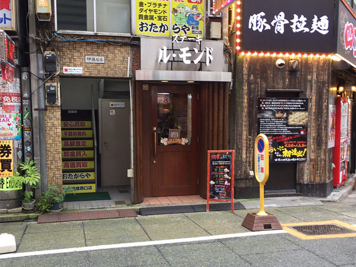 入り口はこの狭さ。
