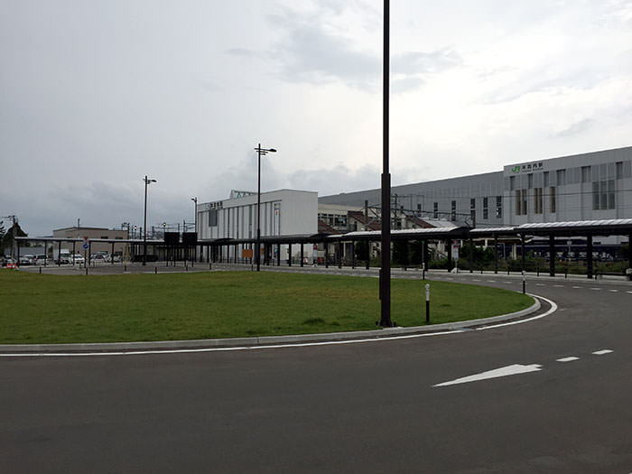 外から見た木古内駅。写真手前はバスのロータリー。